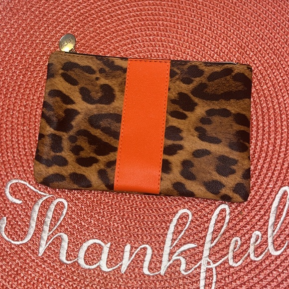 Ipsy Sleek Leopard Print Faux Leather Single Zip Clutch Cosmetic Bag NWOT - Picture 1 of 8